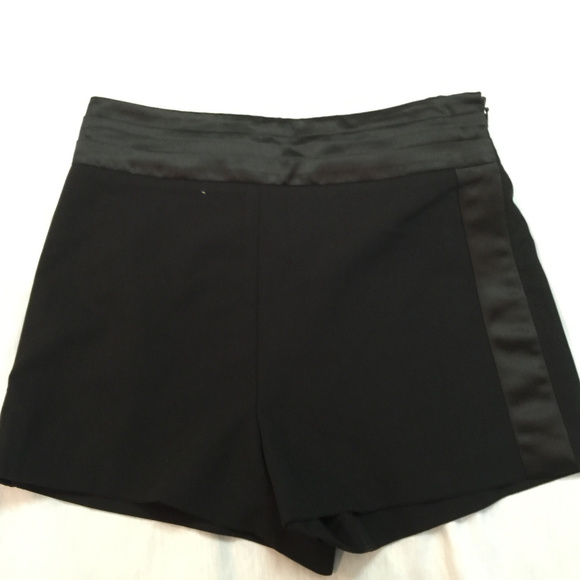 🌼🌼🌼 NWOT FOREVER 21 WOMENS SHORTS SIZE S 🌼🌼🌼 - Picture 1 of 3